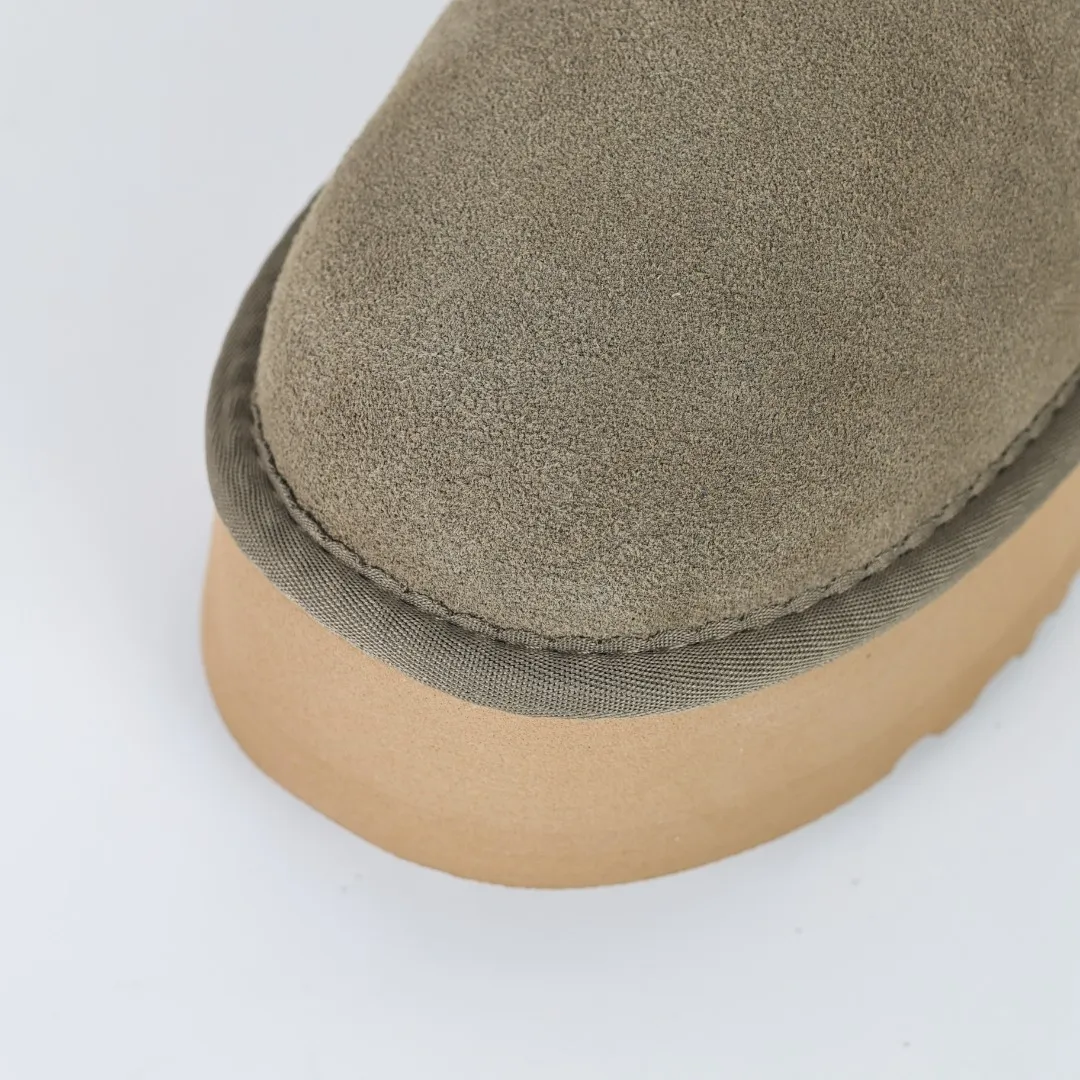 Pick up locally 💰440 The core recommendation is good price E4 UGG Thick-soled short style Zhou Dongyu and Wang Yibo's same series Xiaohongshu popular model Henan Longfeng leather production Cashmere insole is a very suitable choice for keeping warm in winter when going out and at home. In the new year, uug launched a style series, which is partially geared towards the preferences of young consumers and has also been at the forefront of fashion trends. Shoe body material UGGPURE™ implanted wool insole Lightweight non-slip and comfortable rubber outsole With brand LOGO and complete packaging Size: 35 36 37 38 39 40